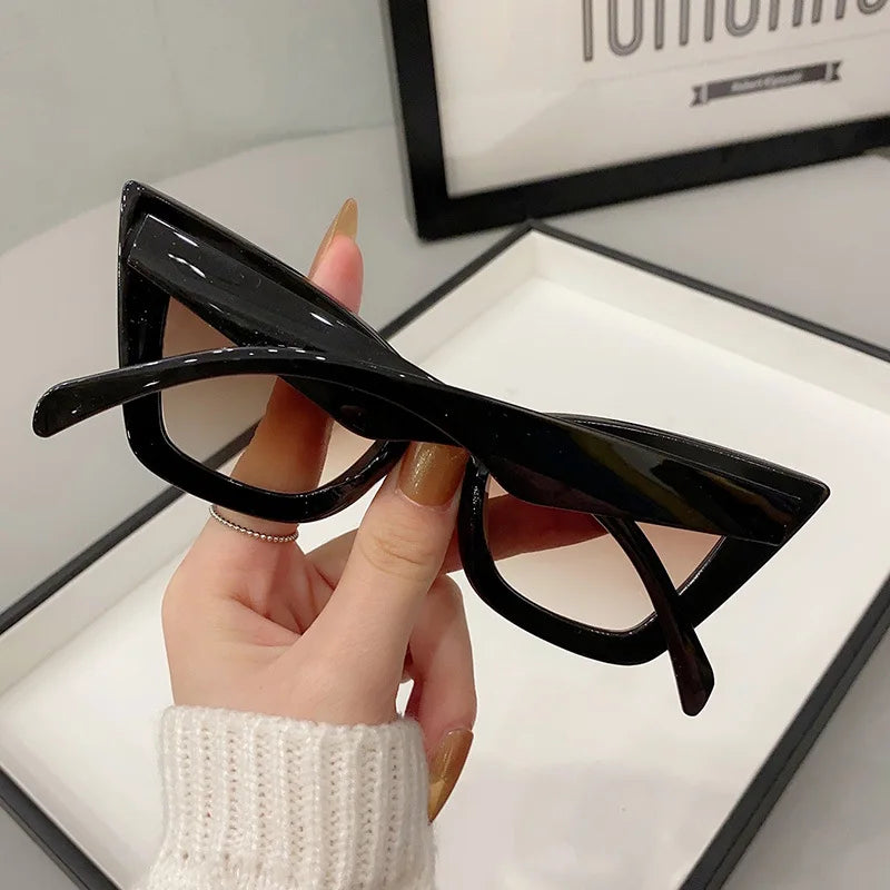 Classic Elegance: Sexy Cat Eye Frames Channeling Marilyn Monroe