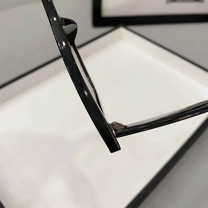 Classic Elegance: Sexy Cat Eye Frames Channeling Marilyn Monroe