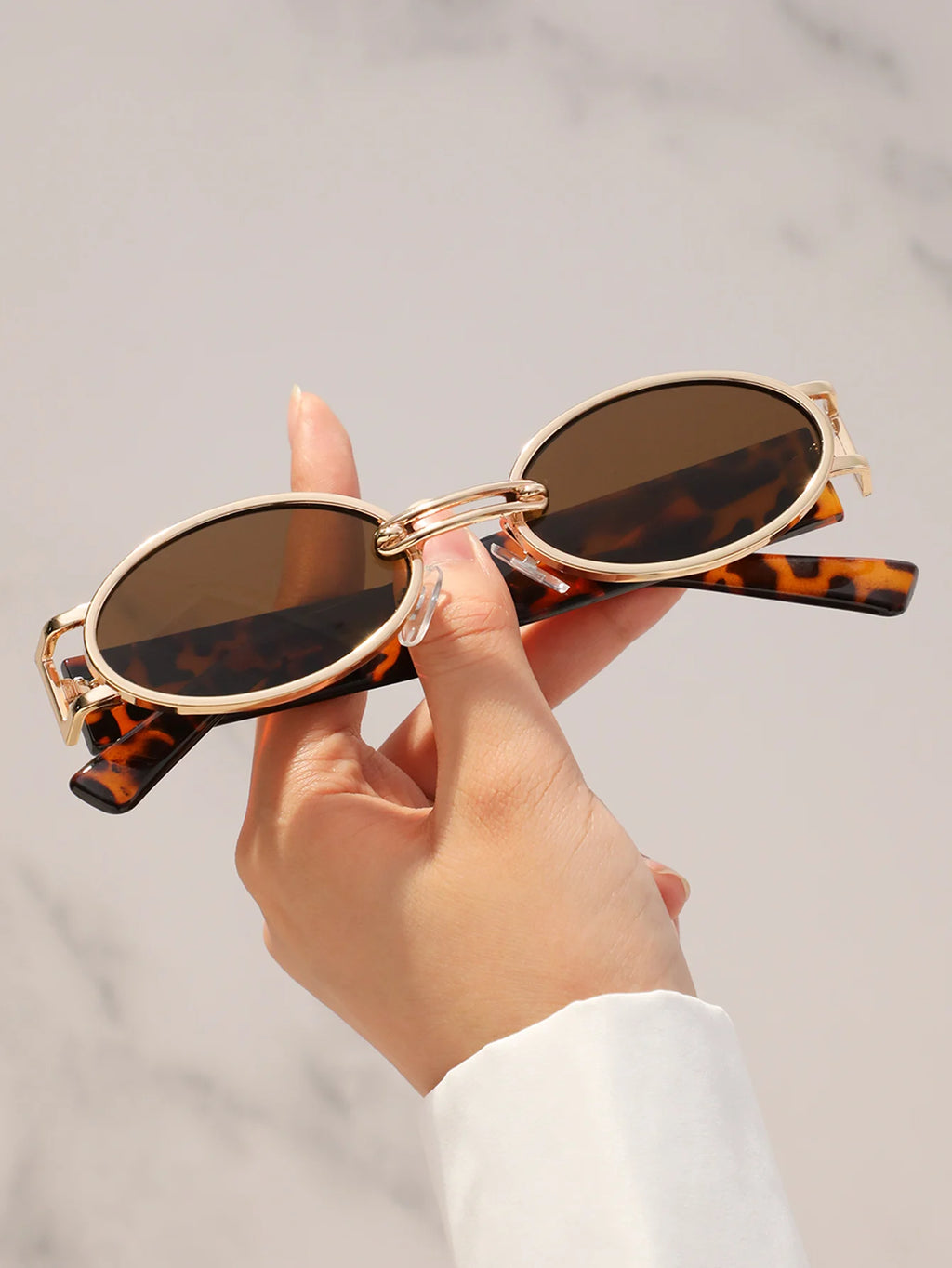 Versatile Elegance: Oval Frame Sunglasses Perfect for Parties and Travel