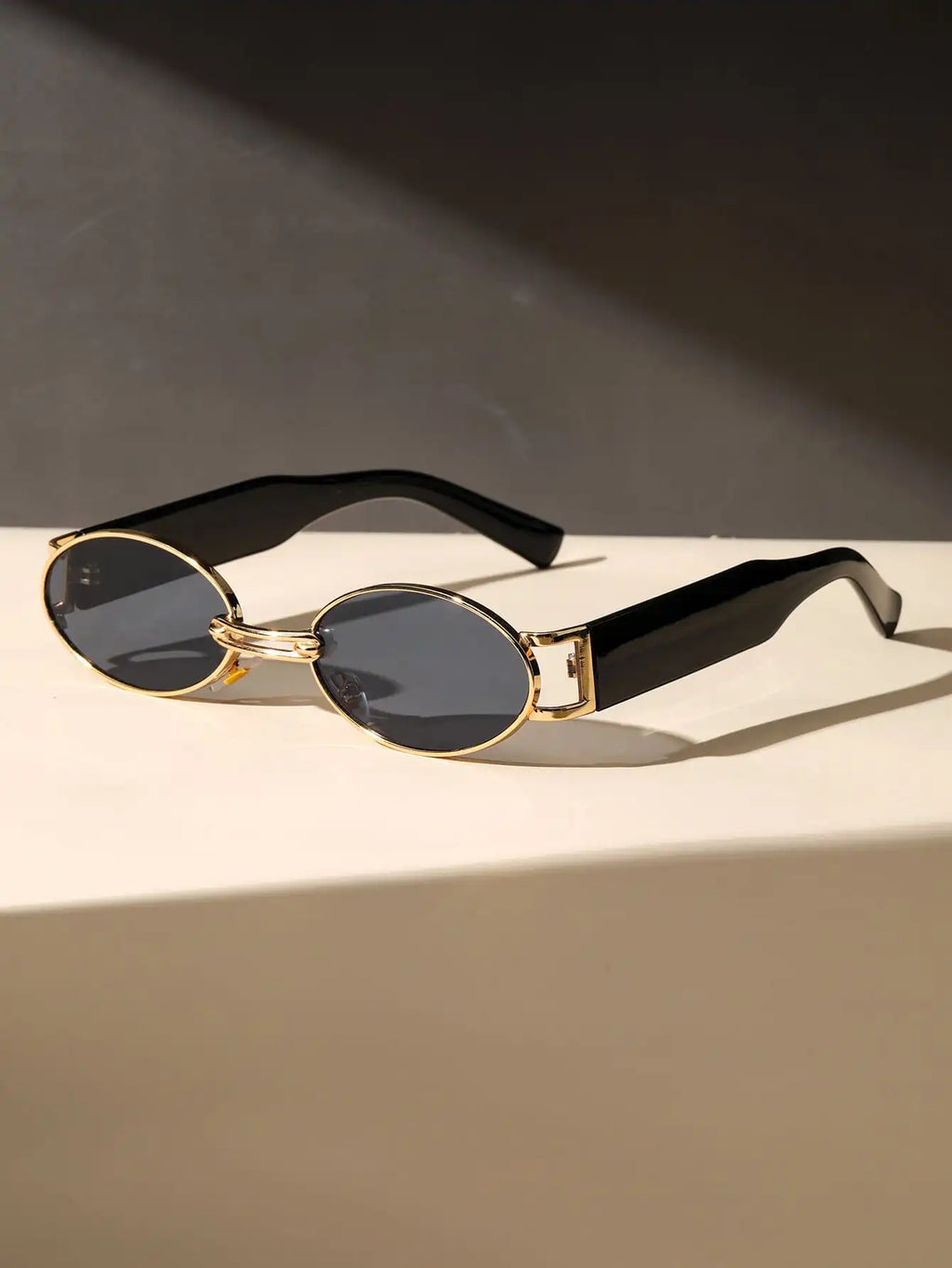 Versatile Elegance: Oval Frame Sunglasses Perfect for Parties and Travel