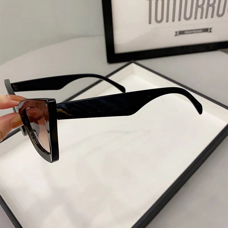 Classic Elegance: Sexy Cat Eye Frames Channeling Marilyn Monroe