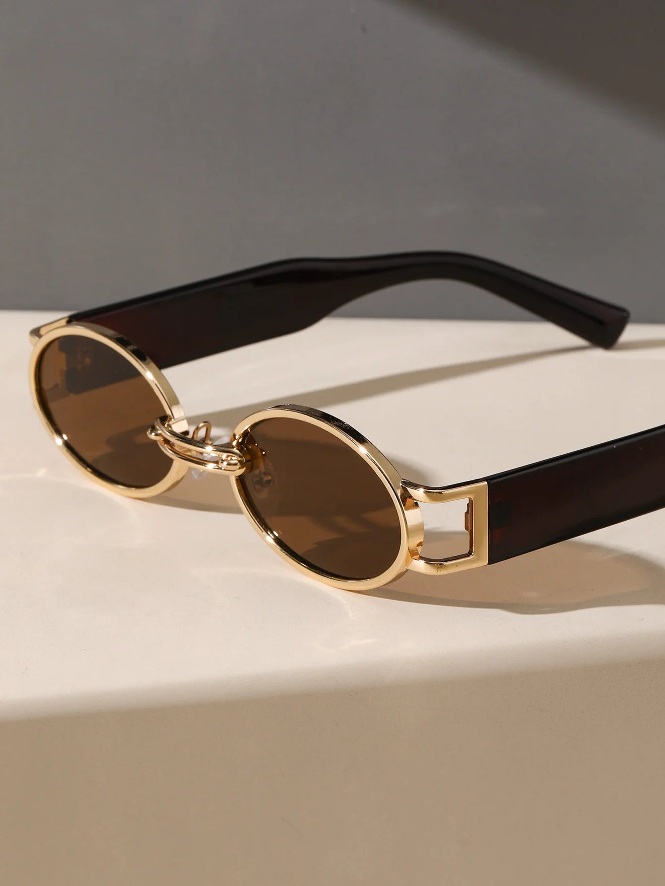 Versatile Elegance: Oval Frame Sunglasses Perfect for Parties and Travel
