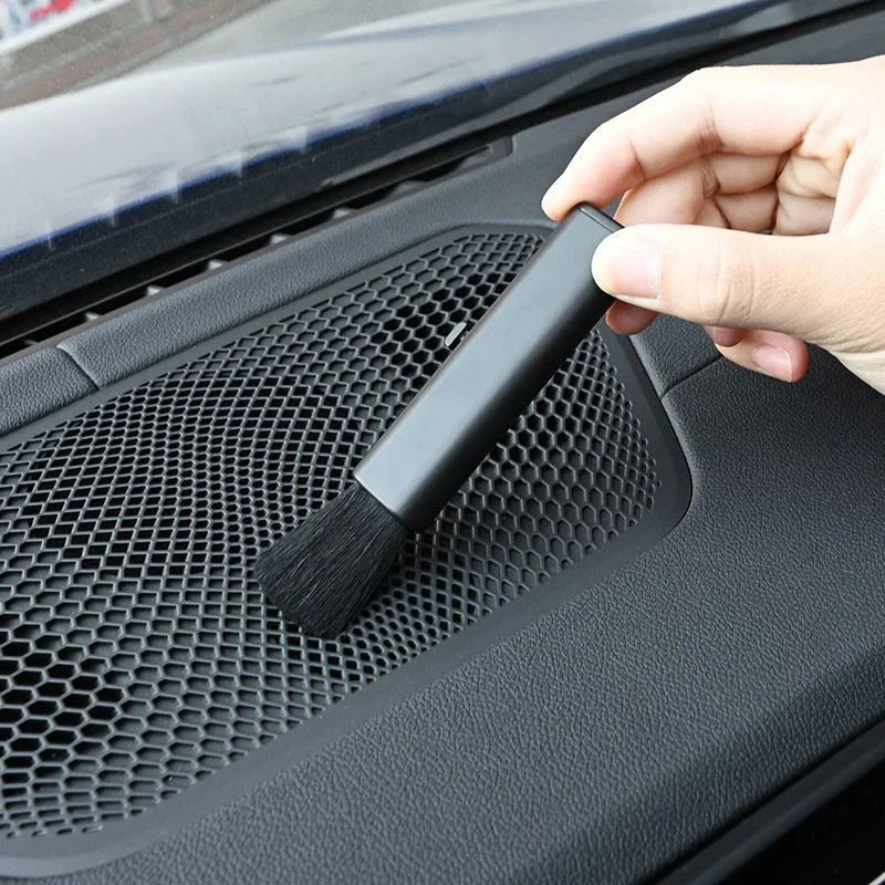 Retractable Interior Cleaning Brush: Perfect for Car and Computer Detailing