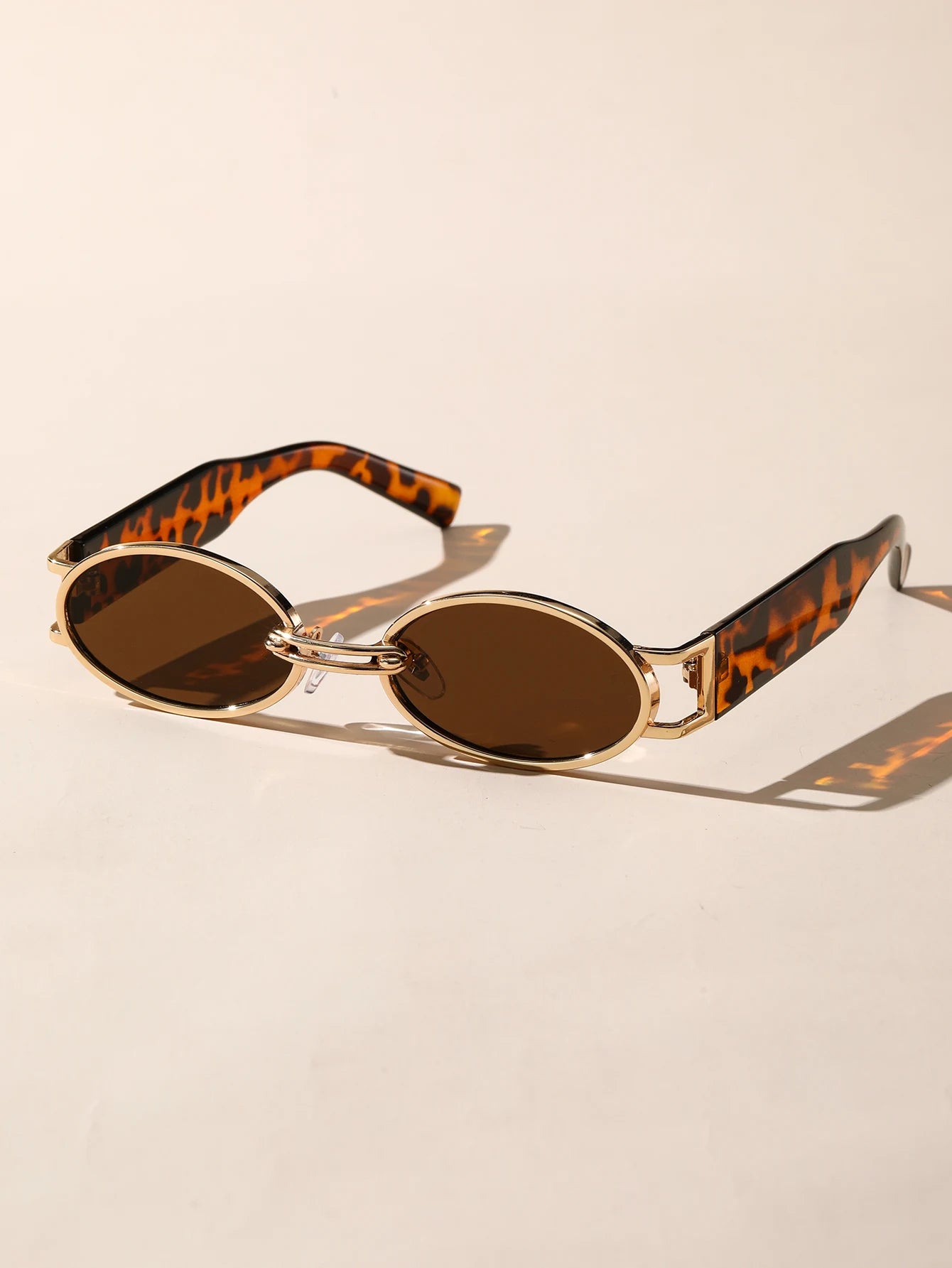 Versatile Elegance: Oval Frame Sunglasses Perfect for Parties and Travel