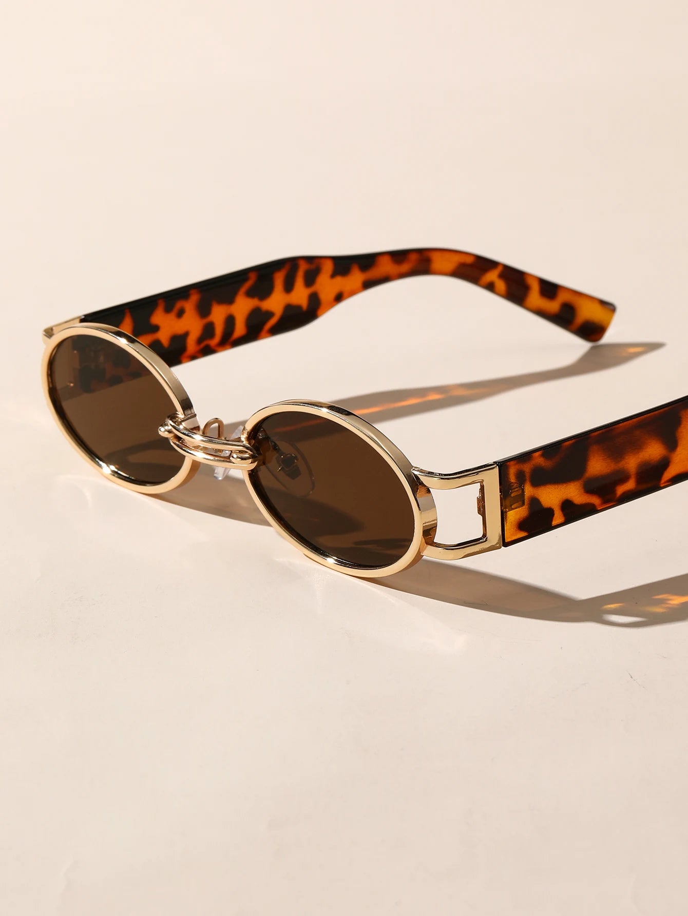 Versatile Elegance: Oval Frame Sunglasses Perfect for Parties and Travel