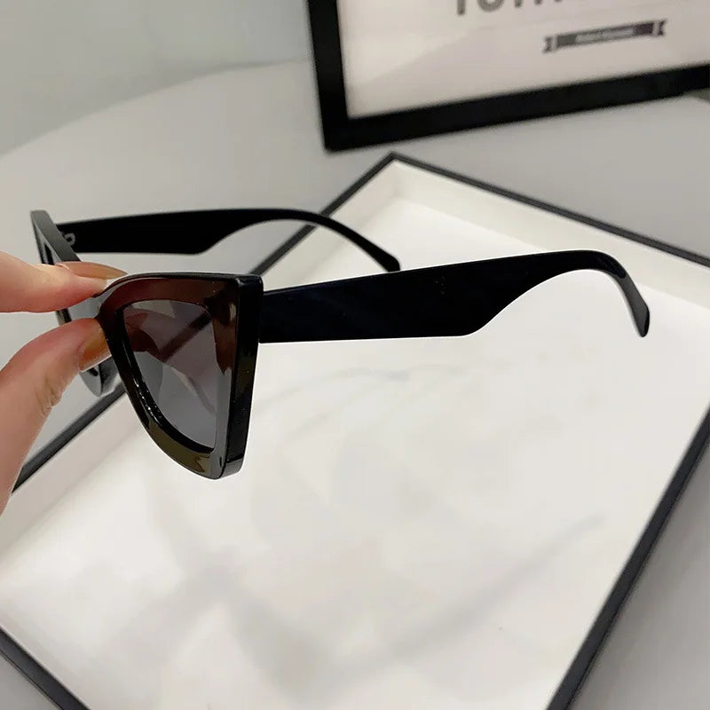 Classic Elegance: Sexy Cat Eye Frames Channeling Marilyn Monroe