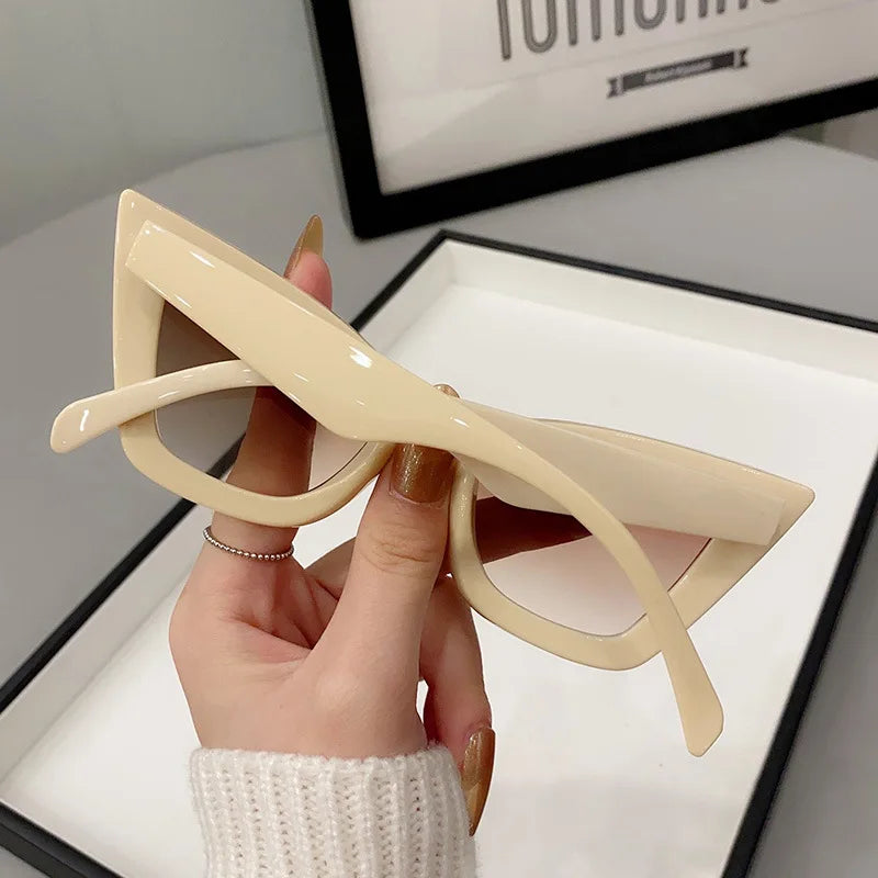 Classic Elegance: Sexy Cat Eye Frames Channeling Marilyn Monroe