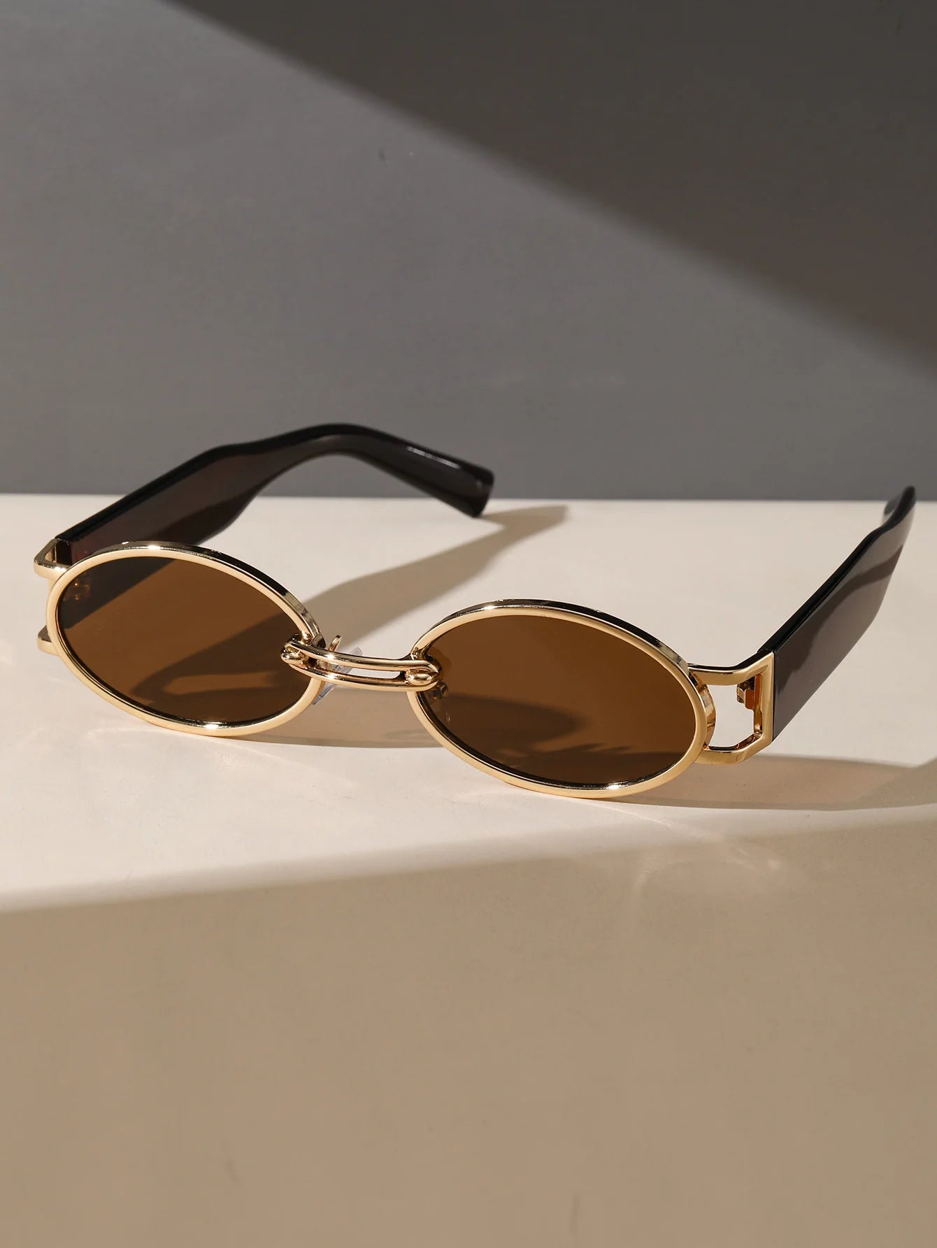 Versatile Elegance: Oval Frame Sunglasses Perfect for Parties and Travel